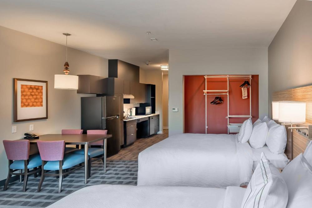 Studio with Two Queen Beds - Hearing Accessible interior